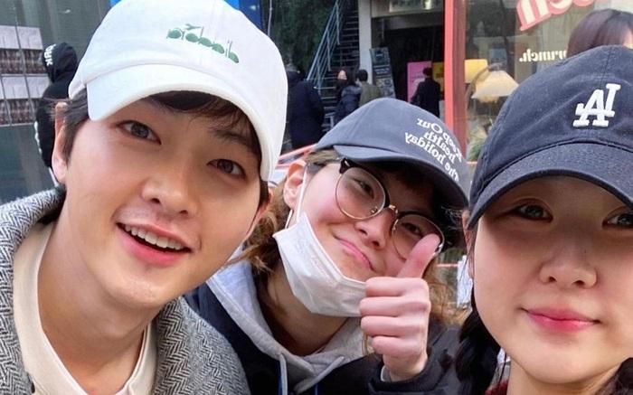 Song Joong Ki lần đầu lộ diện sau tuyên bố tái hôn và lên chức cha-1