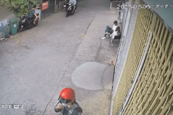 Hai tên cướp manh động, giật điện thoại của cô gái giữa ban ngày, trước mặt nhiều người