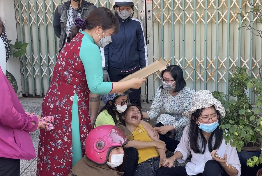 Mẹ khóc ngất bên thi thể con gái tử vong dưới gầm xe đưa đón-2