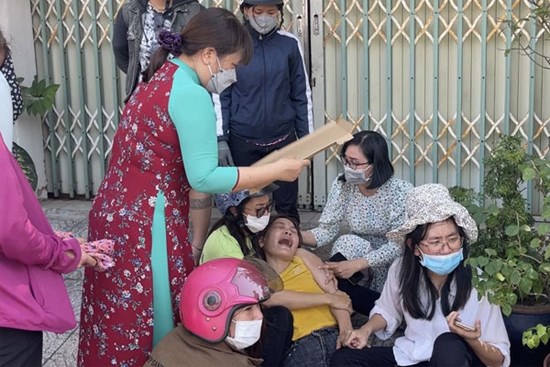 Mẹ khóc ngất bên thi thể con gái tử vong dưới gầm xe đưa đón