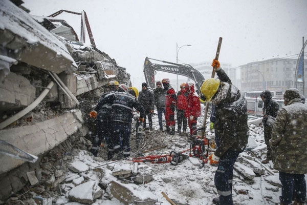 Số nạn nhân thiệt mạng sau thảm họa động đất ở Thổ Nhĩ Kỳ tăng lên 11.000 người-1