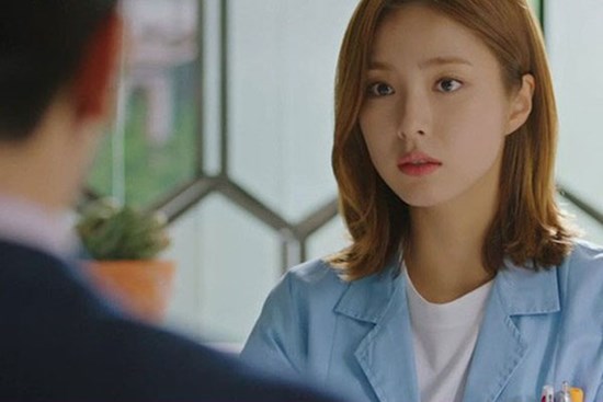 Cặp vợ chồng 29 tuổi mới cưới đã ồn ào ly hôn, người vợ: “Anh ta lăn qua lăn lại mỗi đêm làm tôi không ngủ được”