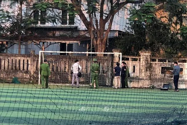 Clip: Đang đi bộ, nam thanh niên bị tấm tôn rơi trúng đầu-1