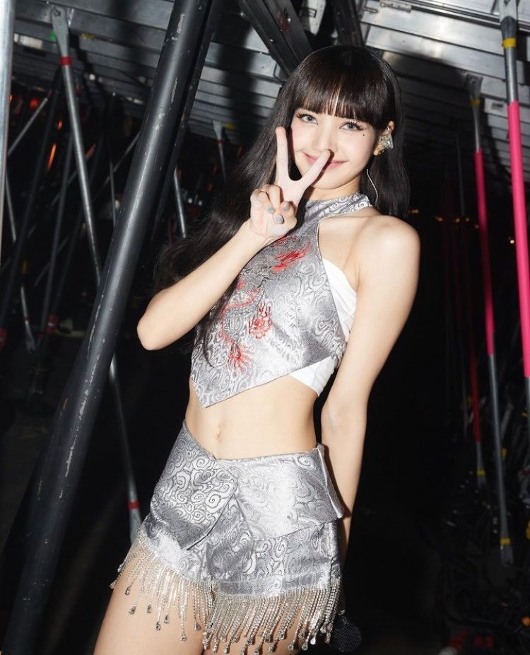 Thời trang nửa kín nửa hở của Lisa (BlackPink)-6