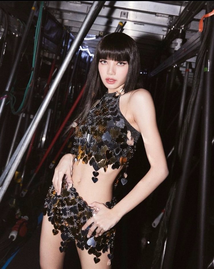 Thời trang nửa kín nửa hở của Lisa (BlackPink)-7
