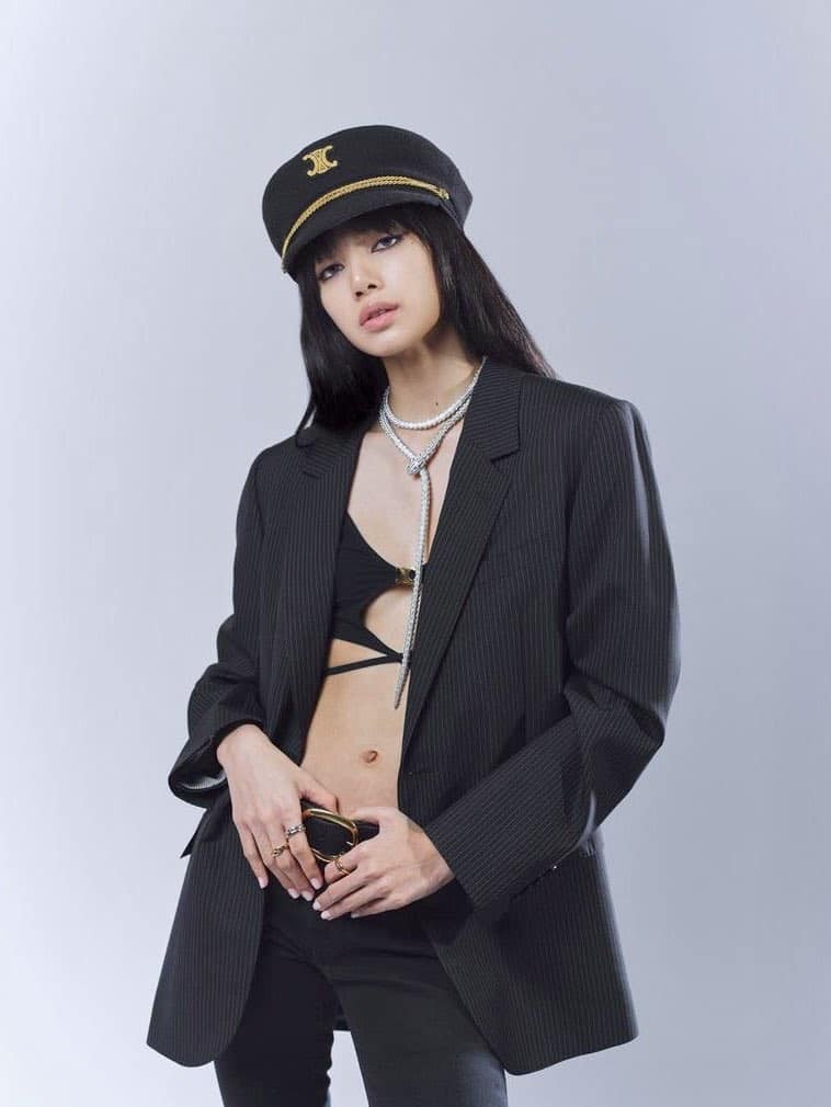 Thời trang nửa kín nửa hở của Lisa (BlackPink)-8
