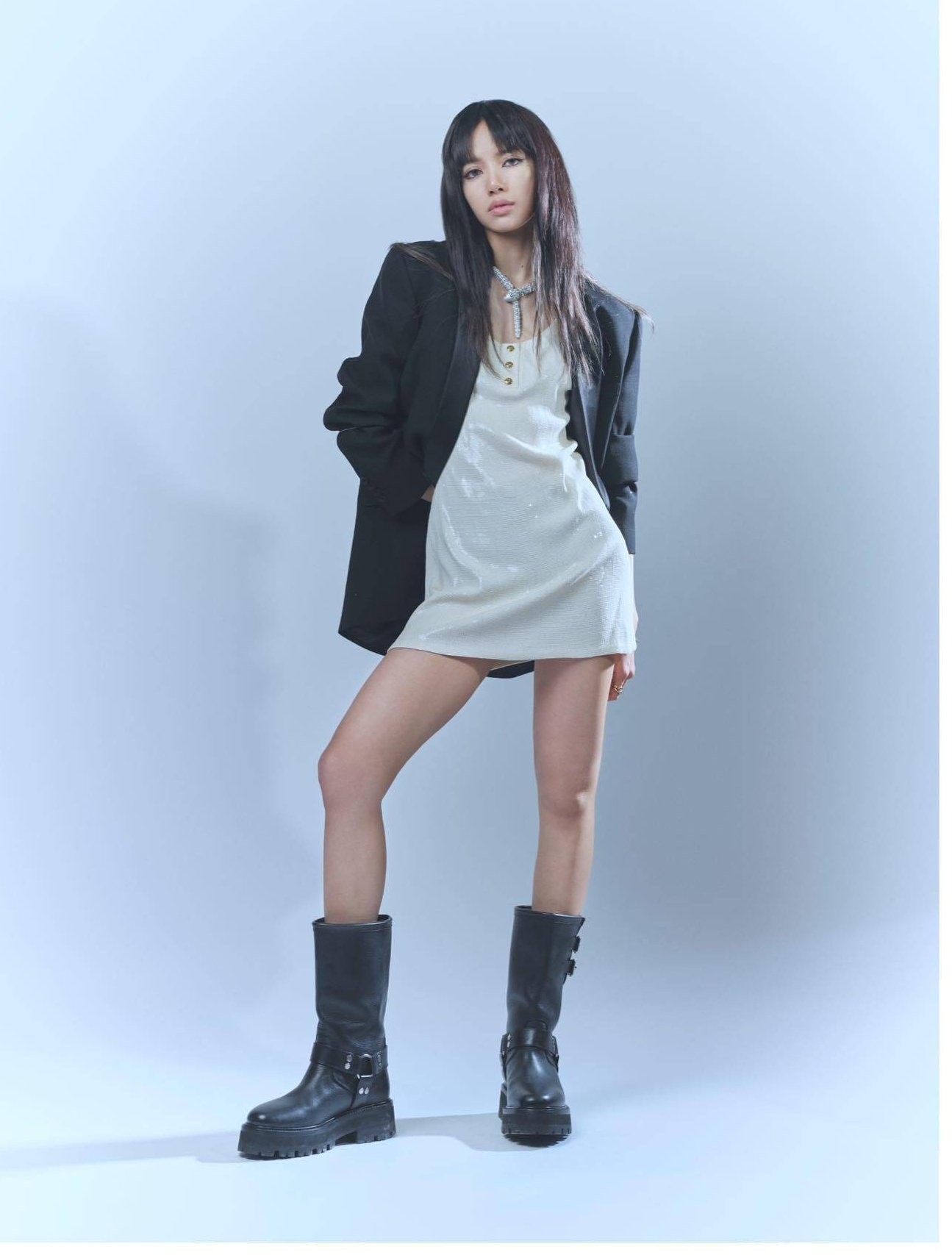 Thời trang nửa kín nửa hở của Lisa (BlackPink)-9