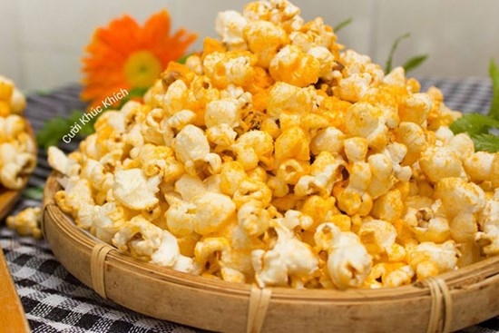 Chỉ với một chiếc chảo, có ngay món bắp rang bơ ngon như ngoài hàng, vị thơm lừng, giòn ngon