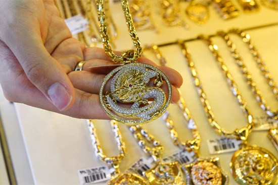 Giá vàng hôm nay 9/2: USD hạ nhiệt, vàng nhấp nhổm tăng trở lại