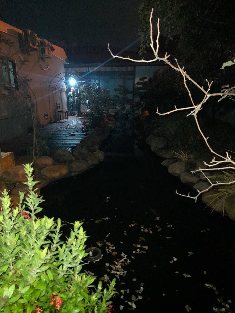 Vụ 2 bé 4 tuổi chết đuối trong hồ cá Koi nhà hàng xóm: Hồ cá không quá sâu-1