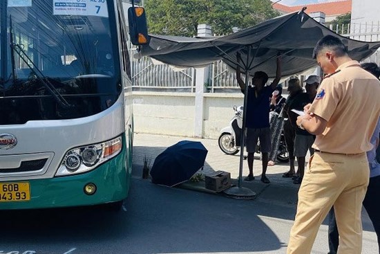 Học sinh bị xe đưa đón cán tử vong: Xe do cô giáo tự thuê