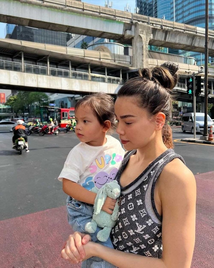 Bé Lisa theo mẹ Hà Hồ đi du lịch Thái Lan, dân tình trầm trồ về một chi tiết đặc biệt-2
