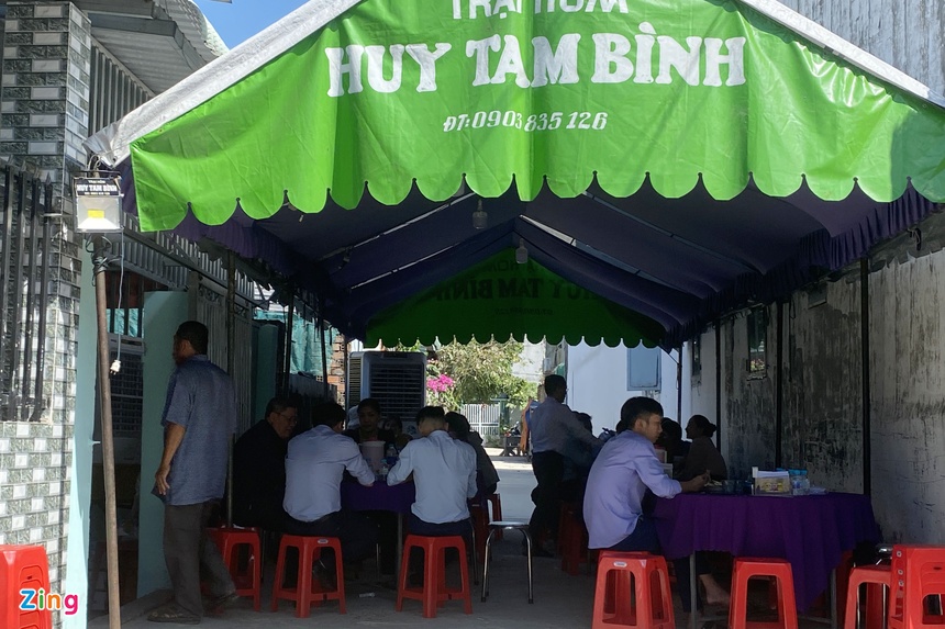 Học sinh lớp 3 bị xe đưa rước cán tử vong: Tang thương trùm khu phố-2