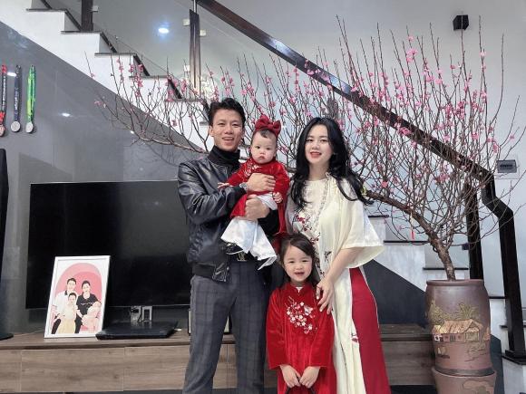 Hình ảnh trung vệ Quế Ngọc Hải vừa ngồi cà phê vừa bế con ngủ gây sốt-3