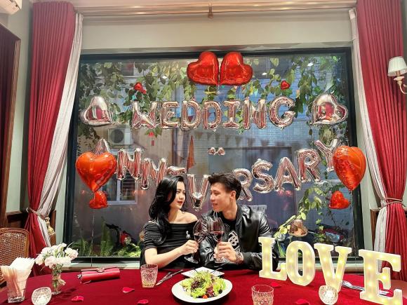 Hình ảnh trung vệ Quế Ngọc Hải vừa ngồi cà phê vừa bế con ngủ gây sốt-4