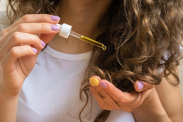 6 sai lầm của nàng công sở khi buộc tóc khiến tóc rụng lả tả, xác xơ-5