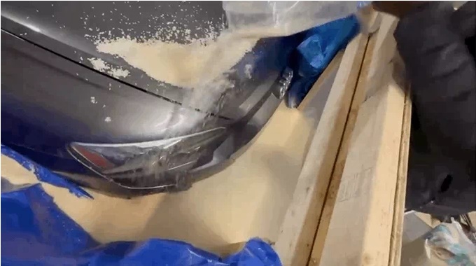 Dùng gần 2 tấn gạo để hút ẩm cứu xe điện ngập nước, kết quả gây bất ngờ-1