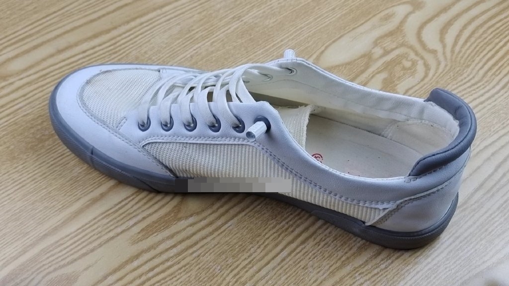 Trời nồm ngại giặt giày dù có mùi mồ hôi khó chịu, áp dụng&nbsp;mẹo này có thể khử mùi siêu hiệu quả-1