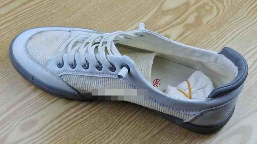 Trời nồm ngại giặt giày dù có mùi mồ hôi khó chịu, áp dụng&nbsp;mẹo này có thể khử mùi siêu hiệu quả-3