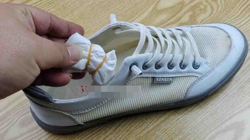 Trời nồm ngại giặt giày dù có mùi mồ hôi khó chịu, áp dụng&nbsp;mẹo này có thể khử mùi siêu hiệu quả-4