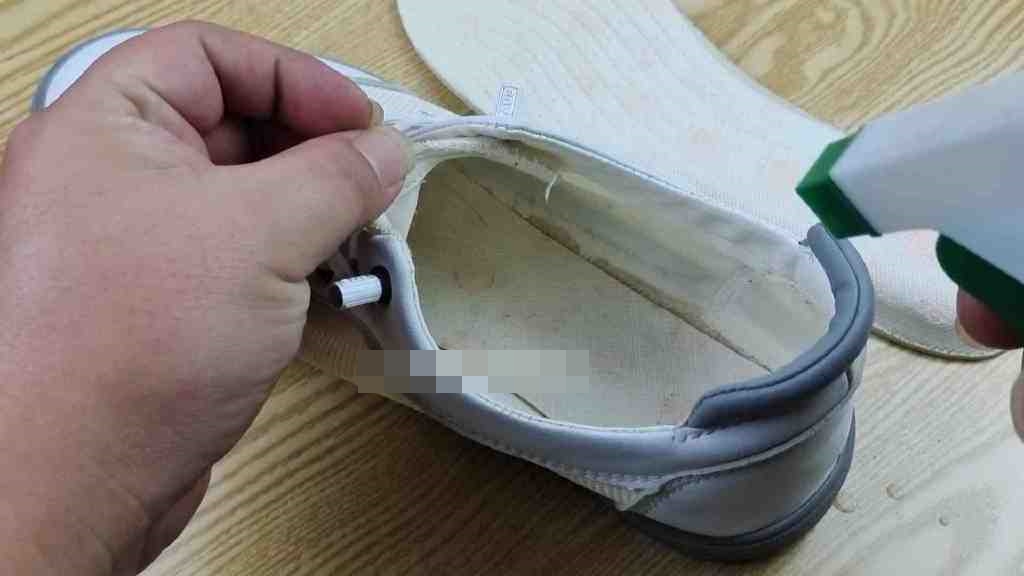 Trời nồm ngại giặt giày dù có mùi mồ hôi khó chịu, áp dụng&nbsp;mẹo này có thể khử mùi siêu hiệu quả-5