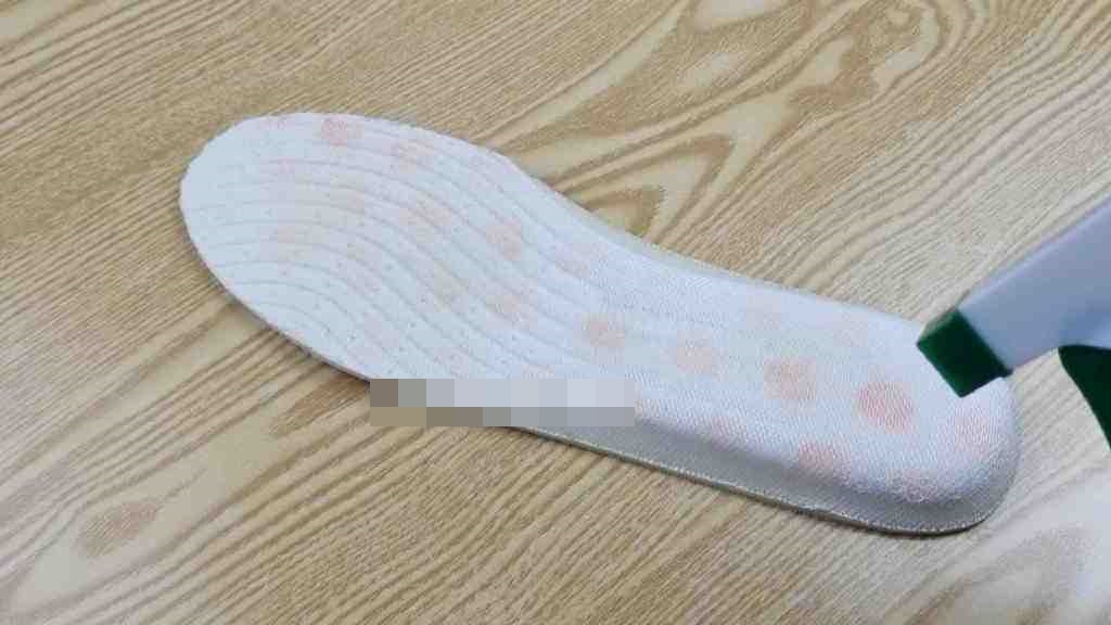 Trời nồm ngại giặt giày dù có mùi mồ hôi khó chịu, áp dụng&nbsp;mẹo này có thể khử mùi siêu hiệu quả-6