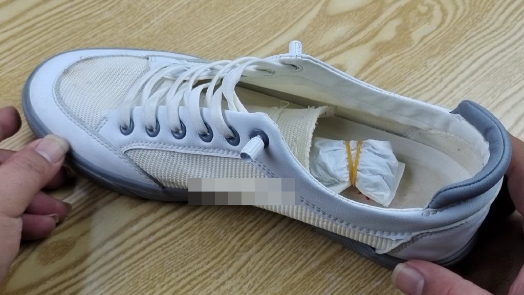 Trời nồm ngại giặt giày dù có mùi mồ hôi khó chịu, áp dụng&nbsp;mẹo này có thể khử mùi siêu hiệu quả-8