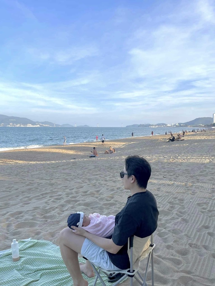 Con vừa tròn tháng, vợ chồng Phan Mạnh Quỳnh đã đưa đến nơi đặc biệt ít cha mẹ nào nghĩ tới-2