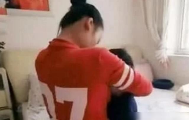 Mẹ giật mình thức giấc giữa đêm vì con trai 10 tuổi đòi bú: Tình mẫu tử không riêng tư thật đáng lo-1