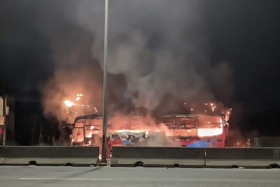 Xe giường nằm chở hơn 20 khách bốc cháy ngùn ngụt ở TP Biên Hòa