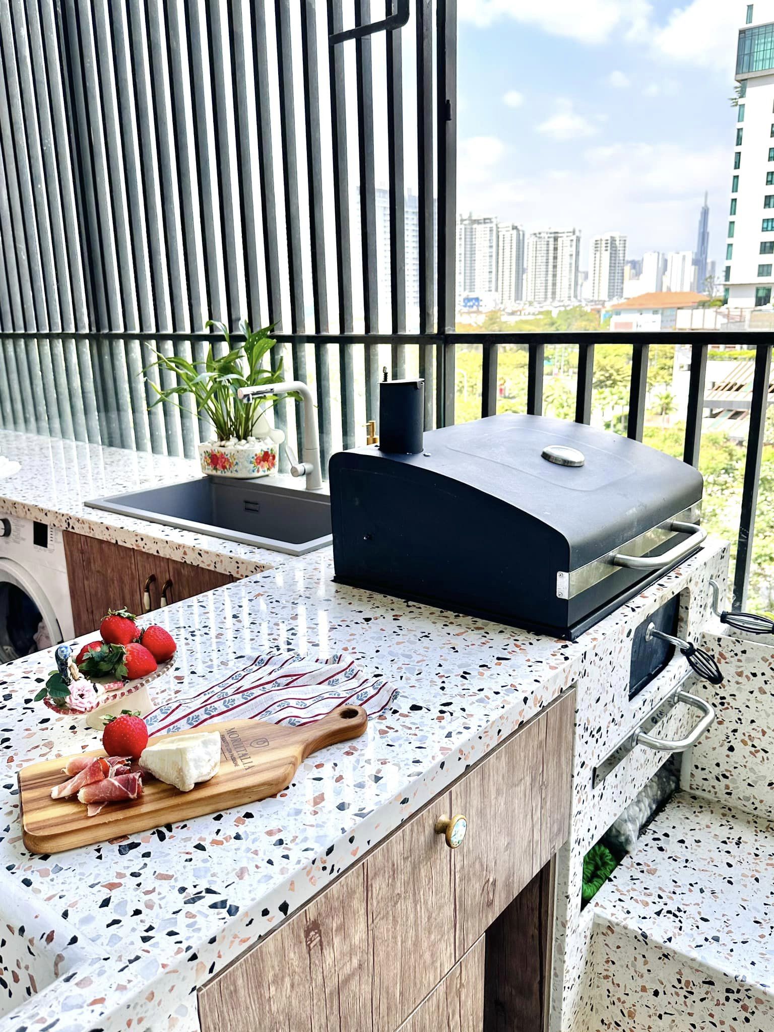 Một chiếc ban công chung cư cực chill, chỉ 13m2 mà đa-zi-năng tha hồ sống ảo-6