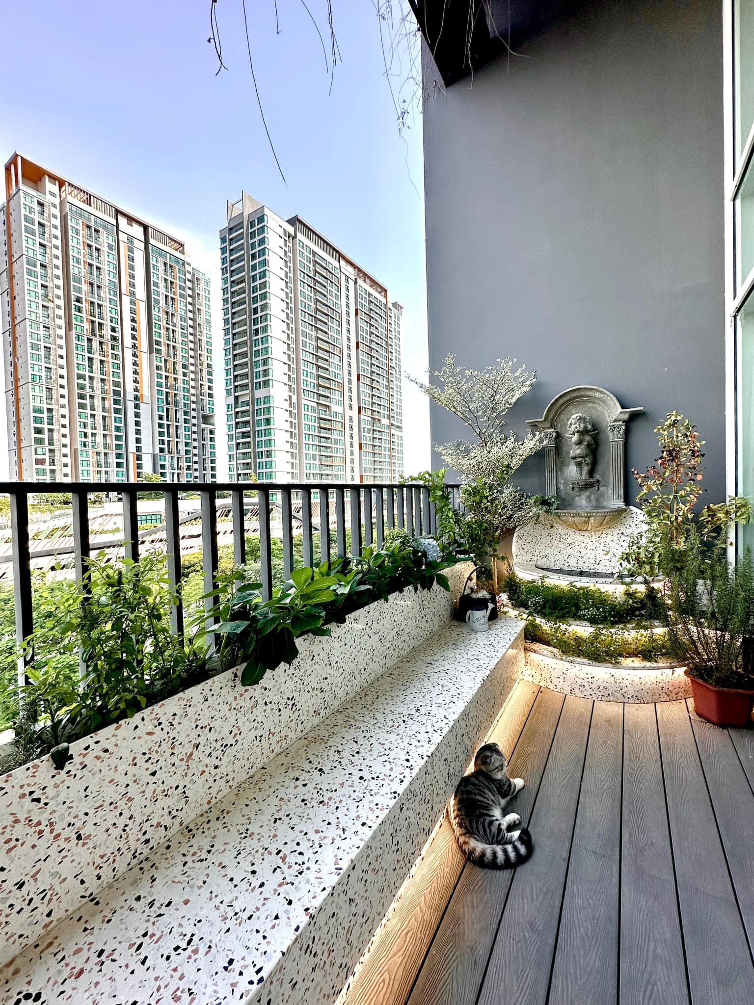 Một chiếc ban công chung cư cực chill, chỉ 13m2 mà đa-zi-năng tha hồ sống ảo-4