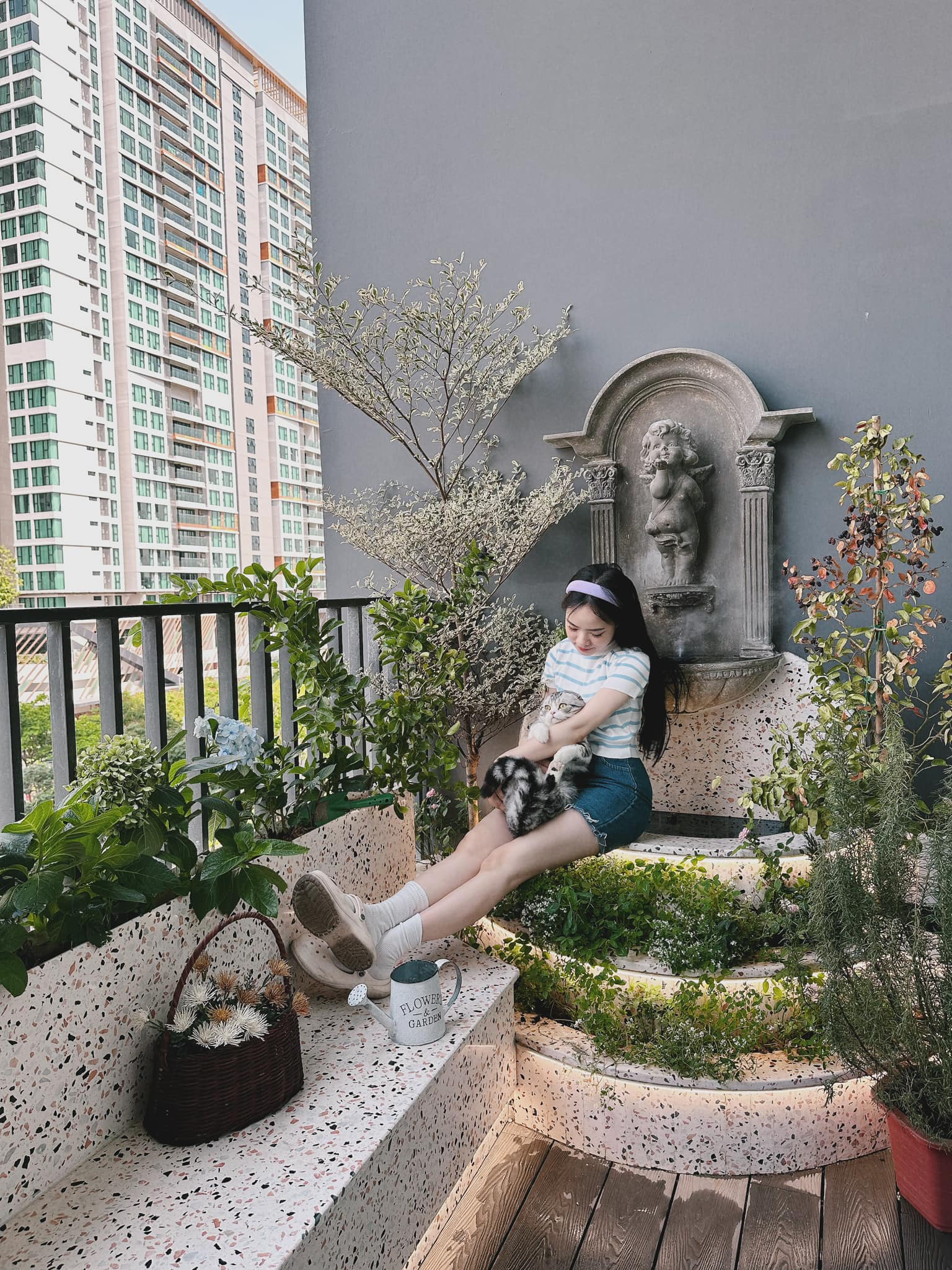 Một chiếc ban công chung cư cực chill, chỉ 13m2 mà đa-zi-năng tha hồ sống ảo-1