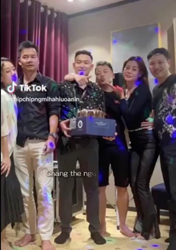 Phương Oanh ôm chặt shark Bình khi gặp gỡ bạn bè, ảnh cũ lộ nhan sắc ngày xưa bị khui lại-1