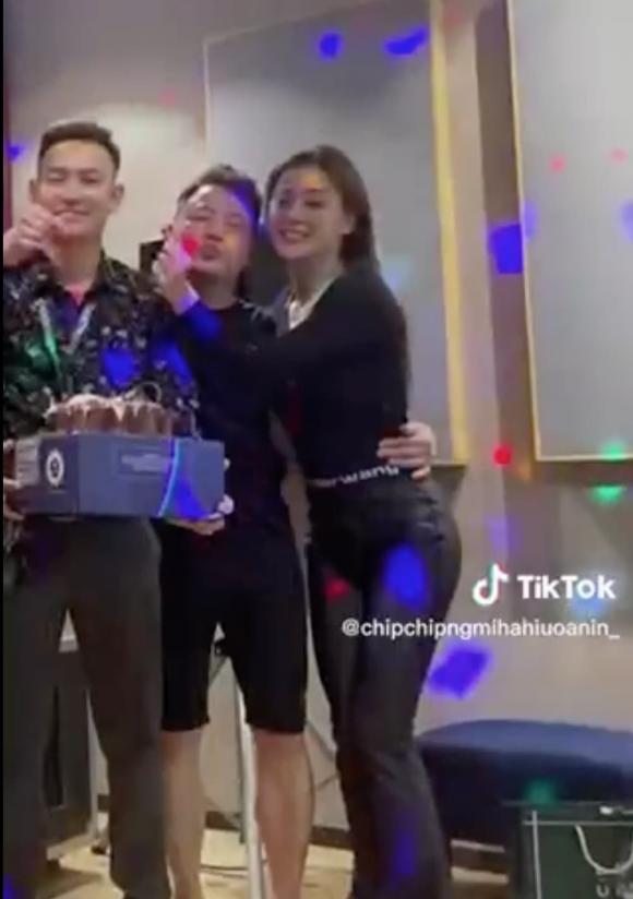 Phương Oanh ôm chặt shark Bình khi gặp gỡ bạn bè, ảnh cũ lộ nhan sắc ngày xưa bị khui lại-2