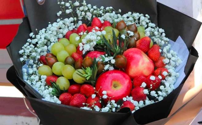 Những bó hoa Valentine siêu độc lạ: Không chỉ ăn được mà còn tiêu được-2
