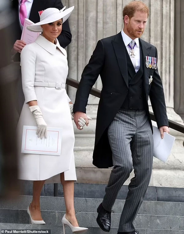 Chỗ ngồi của Harry và Meghan trong lễ đăng cơ Vua Charles-1