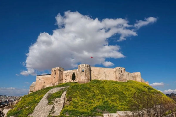 Lâu đài 2.000 năm tuổi từ thời La Mã bị tàn phá nặng nề do động đất ở Thổ Nhĩ Kỳ-2
