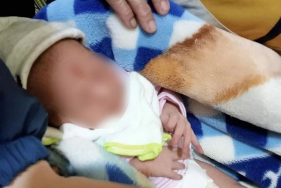 Bé gái sơ sinh nặng 3kg bị bỏ rơi bên đường kèm mẩu giấy chỉ đích danh người nuôi hộ