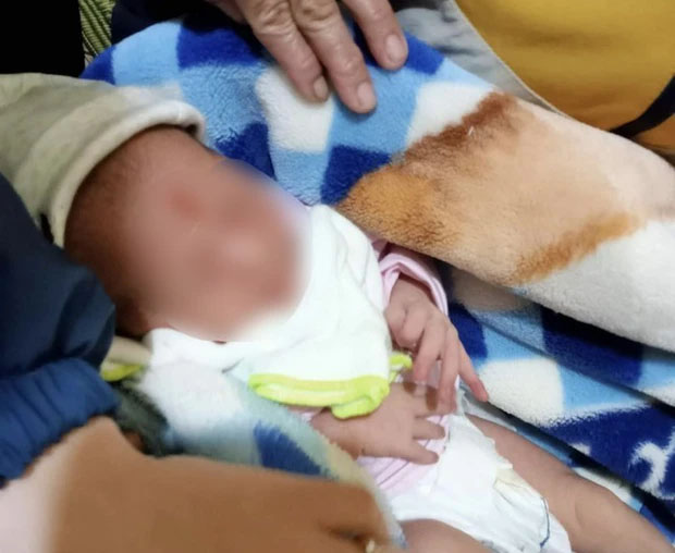 Bé gái sơ sinh nặng 3kg bị bỏ rơi bên đường kèm mẩu giấy chỉ đích danh người nuôi hộ-1