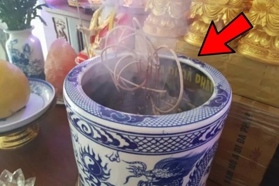 Bát hương có 4 dấu hiệu bất thường: Chủ nhà phải thay ngay, cố giữ dễ gặp hoạ
