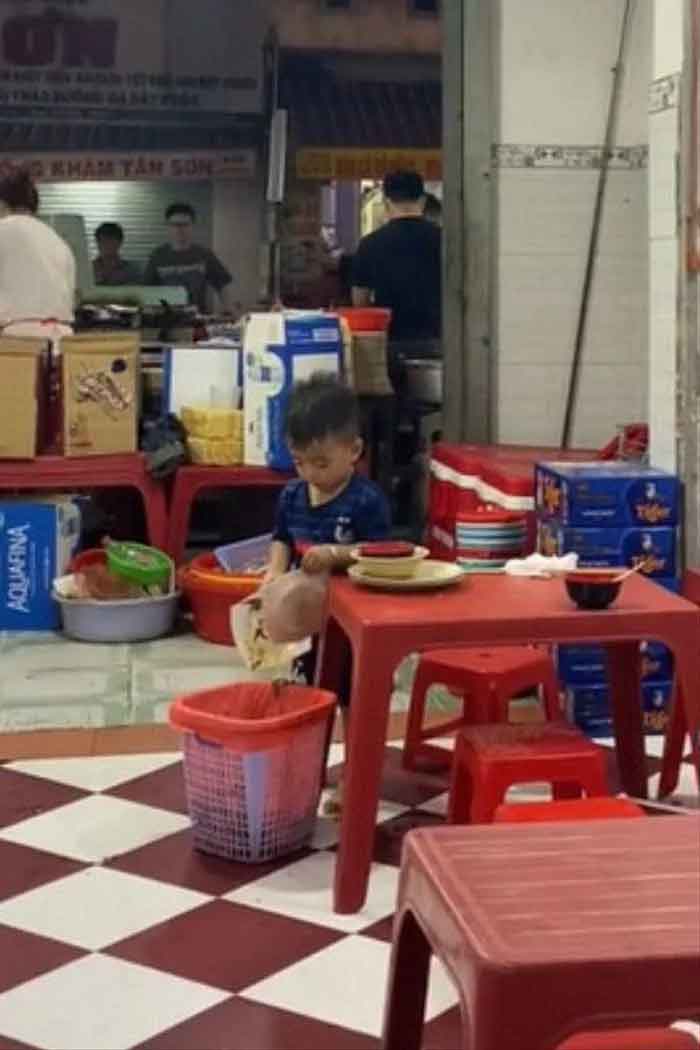 Bé trai hơn 2 tuổi thoăn thoắt giúp bố mẹ dọn quán cực chuyên nghiệp gây sốt mạng xã hội-1