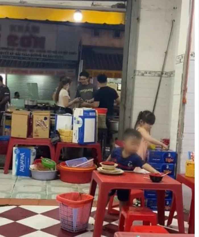 Bé trai hơn 2 tuổi thoăn thoắt giúp bố mẹ dọn quán cực chuyên nghiệp gây sốt mạng xã hội-2