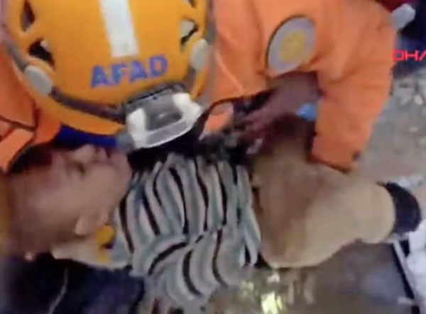 Điều kỳ diệu trong thảm họa động đất Thổ Nhĩ Kỳ - Syria: Bé trai 2 tuổi sống sót sau 78 tiếng bị chôn vùi dưới đống đổ nát-2