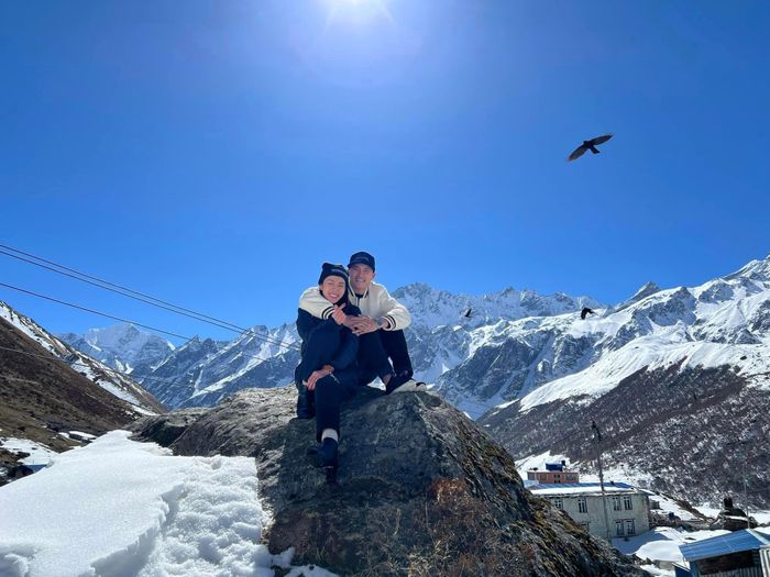 Thủy Tiên - Công Vinh ngắm núi tuyết ở Tây Tạng, check-in trên trực thăng-4