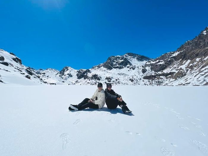Thủy Tiên - Công Vinh ngắm núi tuyết ở Tây Tạng, check-in trên trực thăng-5