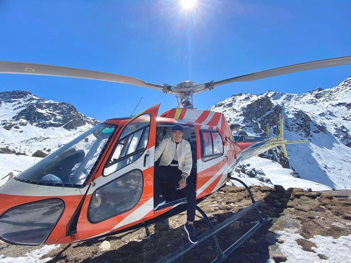 Thủy Tiên - Công Vinh ngắm núi tuyết ở Tây Tạng, check-in trên trực thăng-2