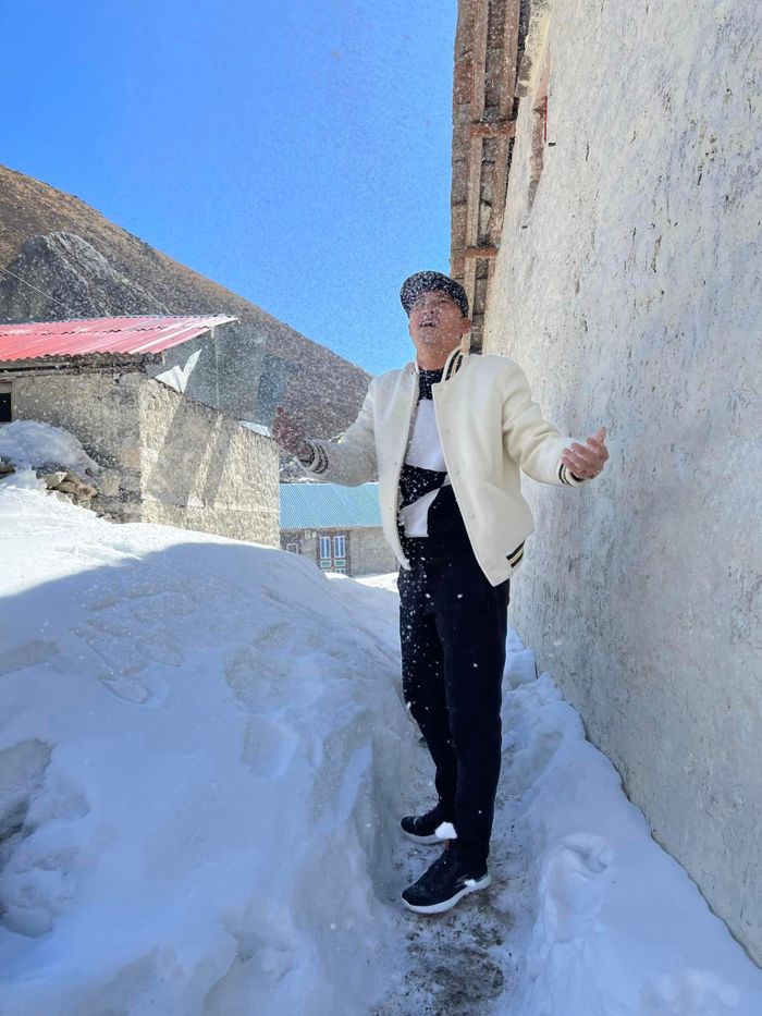 Thủy Tiên - Công Vinh ngắm núi tuyết ở Tây Tạng, check-in trên trực thăng-7