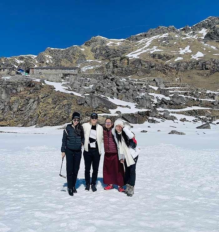 Thủy Tiên - Công Vinh ngắm núi tuyết ở Tây Tạng, check-in trên trực thăng-1