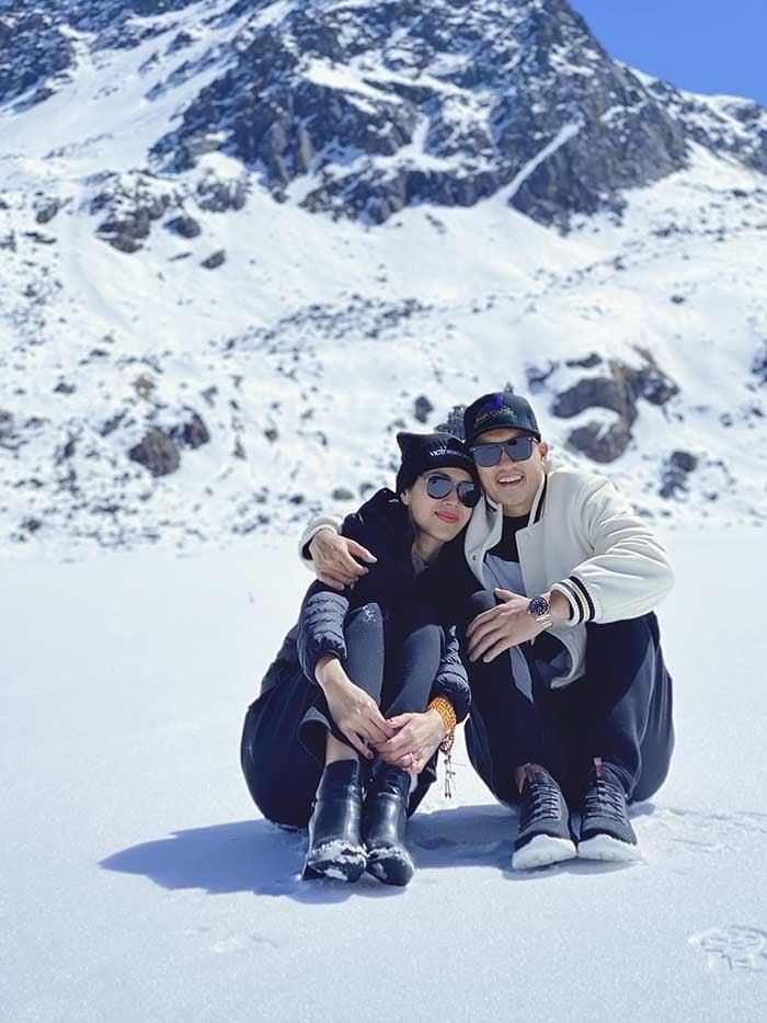 Thủy Tiên - Công Vinh ngắm núi tuyết ở Tây Tạng, check-in trên trực thăng-6